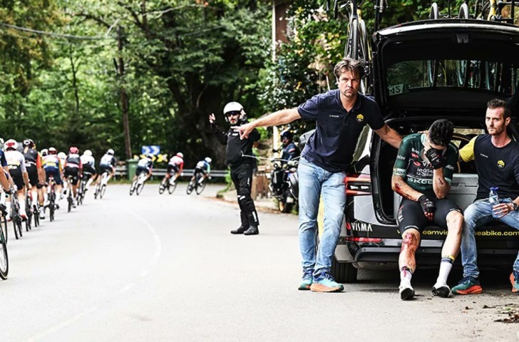 Wout Van Aert calls it a day after crashing out of the Vuelta a España. X@Domestique__