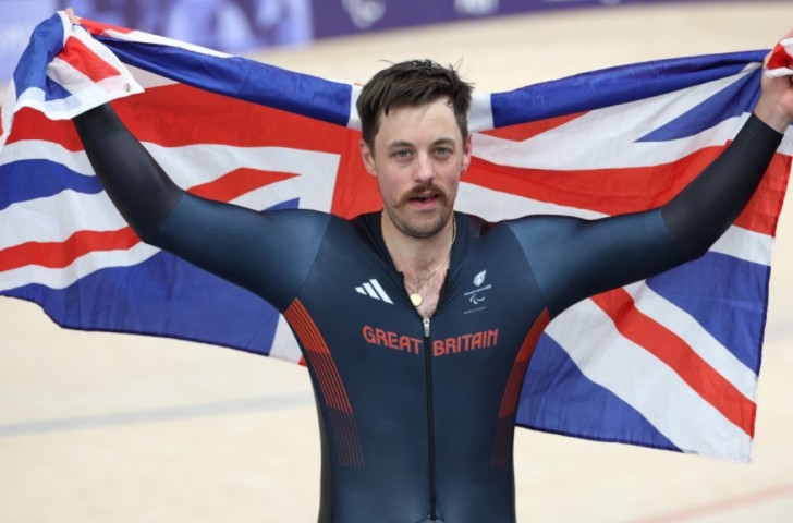 Paracyclist Stephen Bate pulls out of road race due to pilot's illness