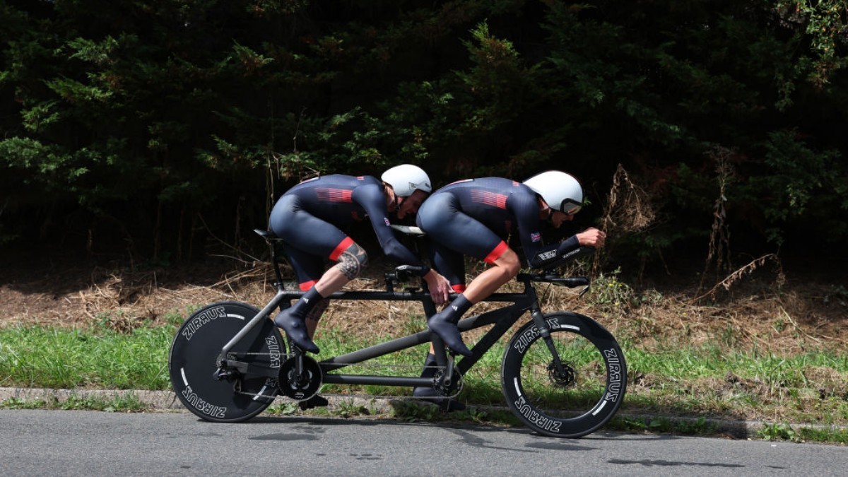 
Stephen Bate and Chris Latham in action during the time trial at Paris 2024. GETTY IMAGES