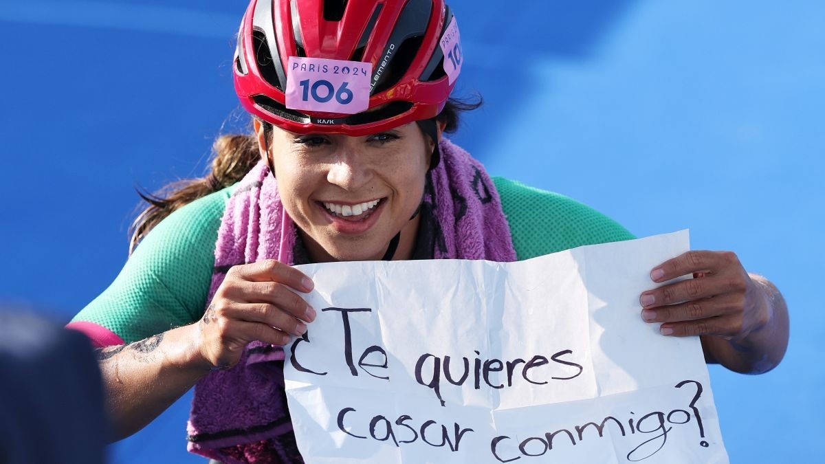 Para-athlete Brenda Osnaya proposes to her coach at Paris 2024. GETTY IMAGES