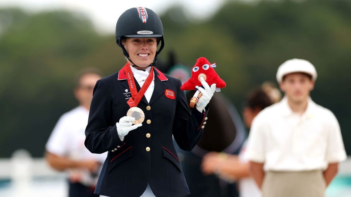 Sophie Wells showing to the public her bronze medal. GETTY IMAGES